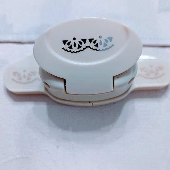 Bundle of 5 Anna Griffin & Martha Stewart Decorative Border Paper Punches - Picture 5 of 6